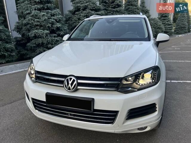 Белый Фольксваген Туарег, объемом двигателя 3 л и пробегом 290 тыс. км за 19900 $, фото 1 на Automoto.ua