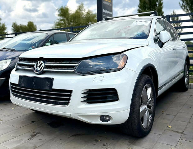 Белый Фольксваген Туарег, объемом двигателя 2.97 л и пробегом 156 тыс. км за 24500 $, фото 1 на Automoto.ua