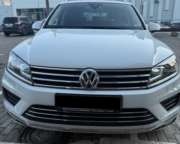 Белый Фольксваген Туарег, объемом двигателя 2.97 л и пробегом 145 тыс. км за 31500 $, фото 1 на Automoto.ua