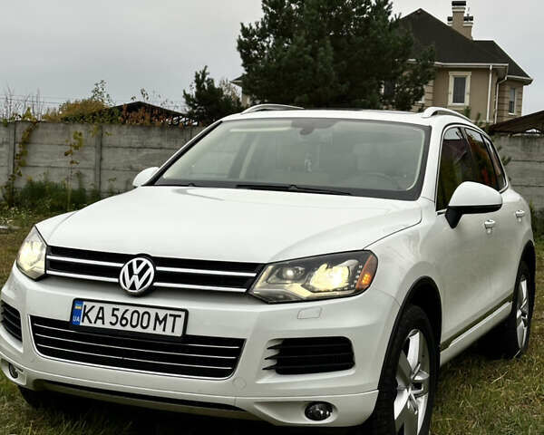 Белый Фольксваген Туарег, объемом двигателя 3 л и пробегом 236 тыс. км за 22000 $, фото 1 на Automoto.ua