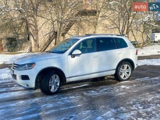 Белый Фольксваген Туарег, объемом двигателя 2.97 л и пробегом 400 тыс. км за 17000 $, фото 1 на Automoto.ua