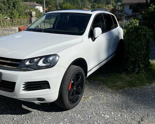 Белый Фольксваген Туарег, объемом двигателя 2.97 л и пробегом 295 тыс. км за 21500 $, фото 1 на Automoto.ua