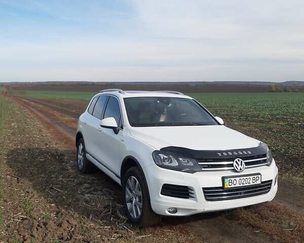 Белый Фольксваген Туарег, объемом двигателя 2.97 л и пробегом 220 тыс. км за 25100 $, фото 1 на Automoto.ua