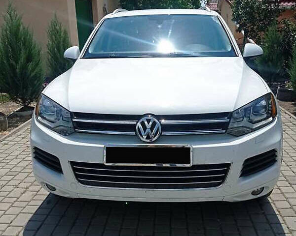 Белый Фольксваген Туарег, объемом двигателя 3 л и пробегом 140 тыс. км за 18600 $, фото 1 на Automoto.ua