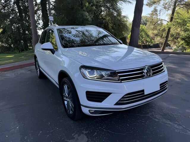 Белый Фольксваген Туарег, объемом двигателя 3.6 л и пробегом 72 тыс. км за 12000 $, фото 1 на Automoto.ua