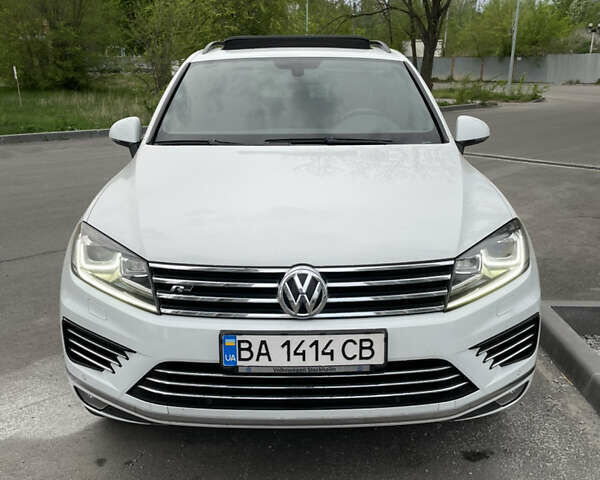 Білий Фольксваген Туарег, об'ємом двигуна 4.13 л та пробігом 169 тис. км за 32000 $, фото 1 на Automoto.ua