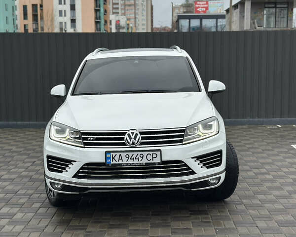 Белый Фольксваген Туарег, объемом двигателя 2.97 л и пробегом 278 тыс. км за 24000 $, фото 1 на Automoto.ua