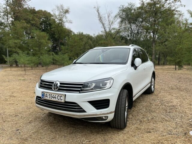 Белый Фольксваген Туарег, объемом двигателя 3 л и пробегом 204 тыс. км за 26000 $, фото 1 на Automoto.ua