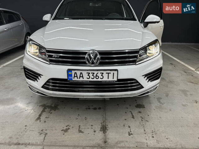 Белый Фольксваген Туарег, объемом двигателя 2.97 л и пробегом 176 тыс. км за 30900 $, фото 1 на Automoto.ua