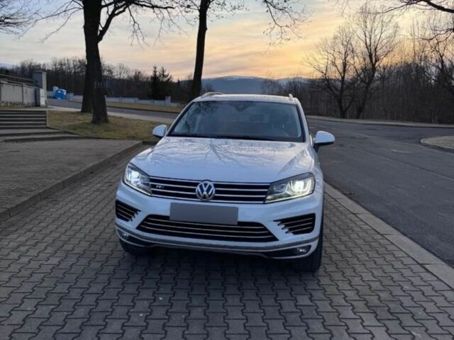 Білий Фольксваген Туарег, об'ємом двигуна 3 л та пробігом 182 тис. км за 15000 $, фото 1 на Automoto.ua