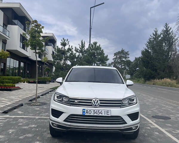 Білий Фольксваген Туарег, об'ємом двигуна 2.97 л та пробігом 247 тис. км за 29800 $, фото 1 на Automoto.ua
