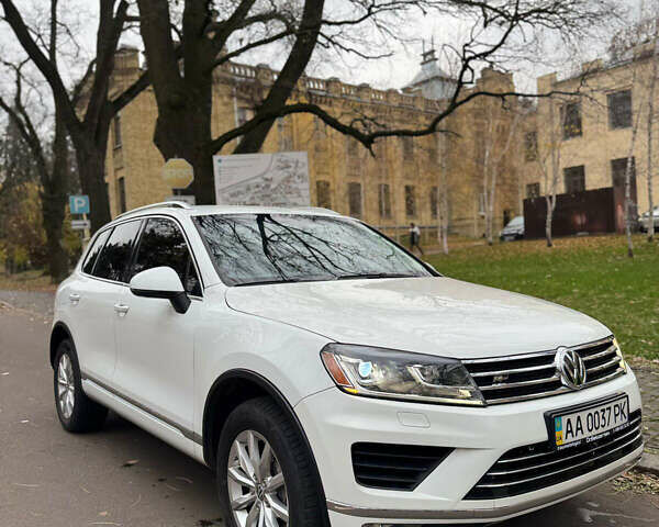 Белый Фольксваген Туарег, объемом двигателя 3.6 л и пробегом 125 тыс. км за 22500 $, фото 1 на Automoto.ua