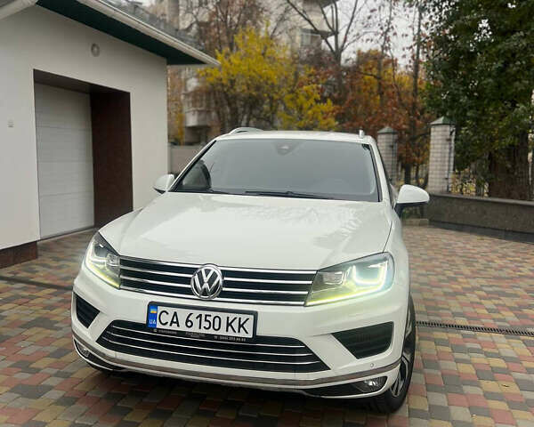Белый Фольксваген Туарег, объемом двигателя 2.97 л и пробегом 188 тыс. км за 29200 $, фото 1 на Automoto.ua