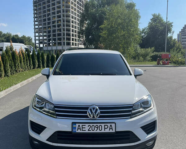 Белый Фольксваген Туарег, объемом двигателя 2.97 л и пробегом 185 тыс. км за 29500 $, фото 1 на Automoto.ua