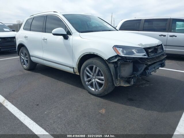 Белый Фольксваген Туарег, объемом двигателя 3 л и пробегом 196 тыс. км за 18900 $, фото 1 на Automoto.ua