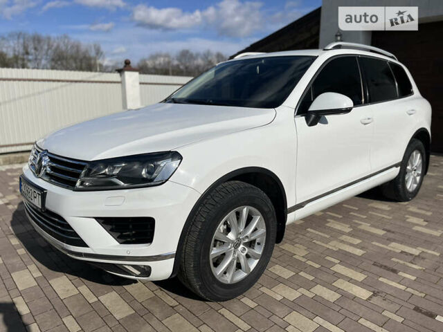 Білий Фольксваген Туарег, об'ємом двигуна 2.97 л та пробігом 300 тис. км за 21900 $, фото 1 на Automoto.ua