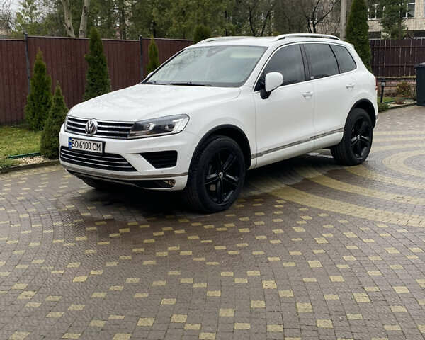 Білий Фольксваген Туарег, об'ємом двигуна 3 л та пробігом 215 тис. км за 28999 $, фото 1 на Automoto.ua