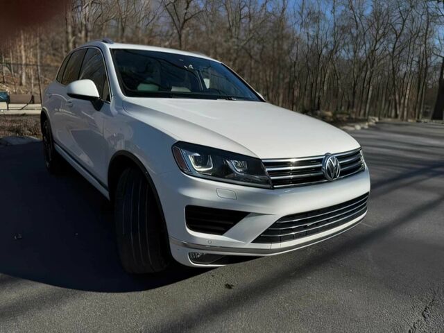 Білий Фольксваген Туарег, об'ємом двигуна 3 л та пробігом 57 тис. км за 8000 $, фото 1 на Automoto.ua