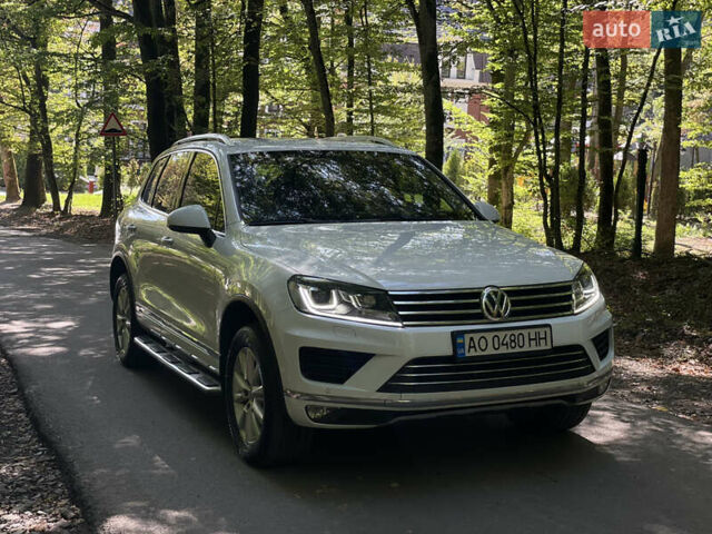 Белый Фольксваген Туарег, объемом двигателя 3 л и пробегом 115 тыс. км за 32999 $, фото 1 на Automoto.ua