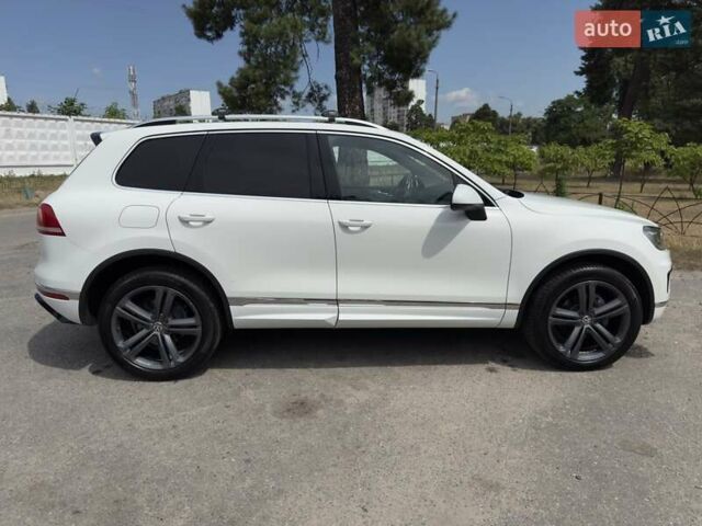 Белый Фольксваген Туарег, объемом двигателя 2.97 л и пробегом 185 тыс. км за 33500 $, фото 1 на Automoto.ua