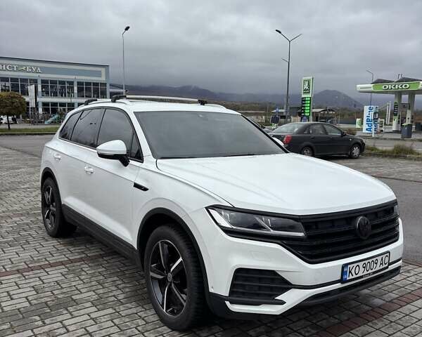 Белый Фольксваген Туарег, объемом двигателя 2.97 л и пробегом 210 тыс. км за 42000 $, фото 1 на Automoto.ua