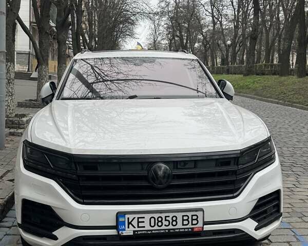Білий Фольксваген Туарег, об'ємом двигуна 2.97 л та пробігом 240 тис. км за 42500 $, фото 1 на Automoto.ua