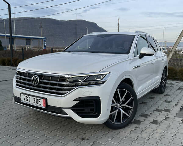 Белый Фольксваген Туарег, объемом двигателя 2.97 л и пробегом 242 тыс. км за 42990 $, фото 1 на Automoto.ua