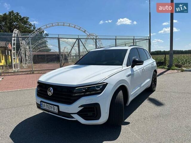 Белый Фольксваген Туарег, объемом двигателя 2.97 л и пробегом 148 тыс. км за 54500 $, фото 1 на Automoto.ua
