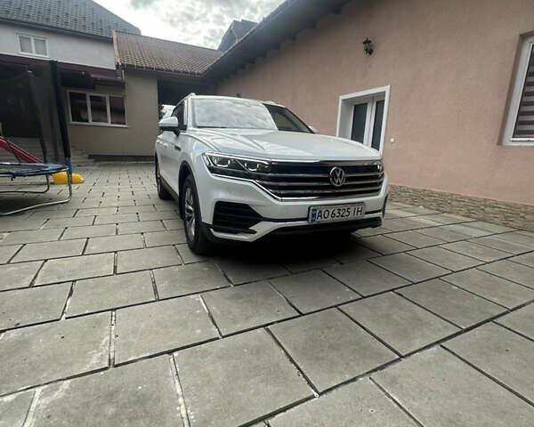 Білий Фольксваген Туарег, об'ємом двигуна 2.97 л та пробігом 165 тис. км за 43500 $, фото 1 на Automoto.ua