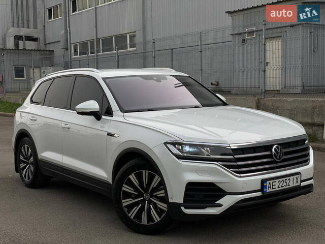Белый Фольксваген Туарег, объемом двигателя 3 л и пробегом 225 тыс. км за 45000 $, фото 1 на Automoto.ua