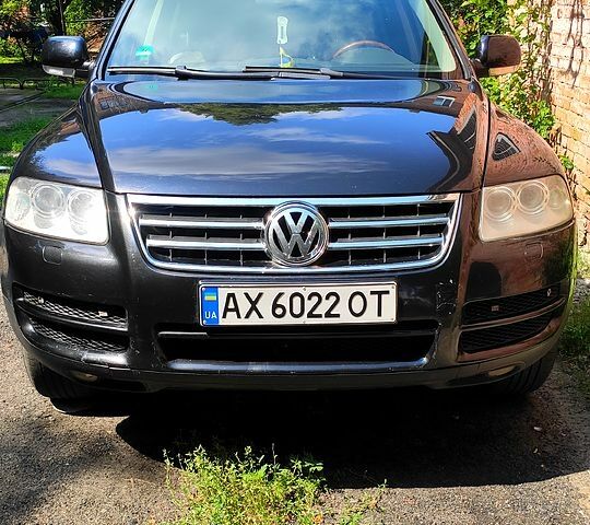 Черный Фольксваген Туарег, объемом двигателя 3.2 л и пробегом 430 тыс. км за 9500 $, фото 1 на Automoto.ua