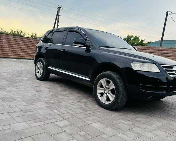 Черный Фольксваген Туарег, объемом двигателя 2.46 л и пробегом 330 тыс. км за 7900 $, фото 1 на Automoto.ua