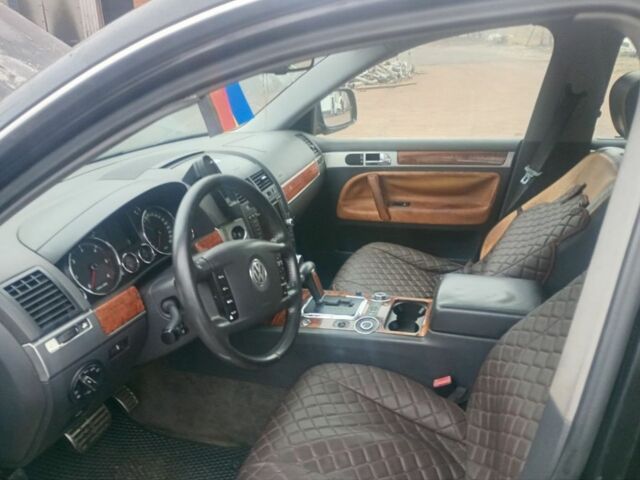 Черный Фольксваген Туарег, объемом двигателя 5 л и пробегом 313 тыс. км за 3500 $, фото 1 на Automoto.ua