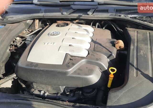 Черный Фольксваген Туарег, объемом двигателя 2.46 л и пробегом 245 тыс. км за 8500 $, фото 1 на Automoto.ua