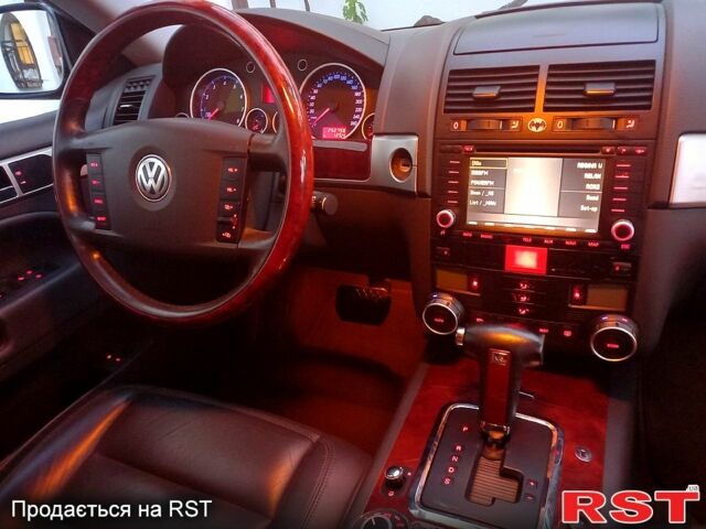 Черный Фольксваген Туарег, объемом двигателя 3.2 л и пробегом 204 тыс. км за 7700 $, фото 1 на Automoto.ua