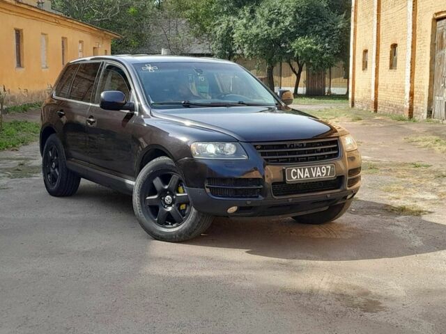 Черный Фольксваген Туарег, объемом двигателя 5 л и пробегом 300 тыс. км за 3000 $, фото 1 на Automoto.ua