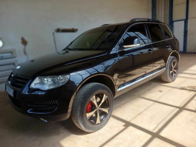 Черный Фольксваген Туарег, объемом двигателя 2.5 л и пробегом 300 тыс. км за 8500 $, фото 1 на Automoto.ua