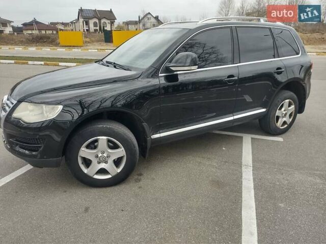 Черный Фольксваген Туарег, объемом двигателя 2.5 л и пробегом 294 тыс. км за 10800 $, фото 1 на Automoto.ua