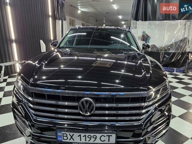 Черный Фольксваген Туарег, объемом двигателя 2.97 л и пробегом 180 тыс. км за 48500 $, фото 1 на Automoto.ua
