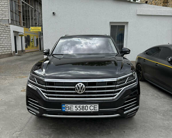 Черный Фольксваген Туарег, объемом двигателя 2.97 л и пробегом 154 тыс. км за 46000 $, фото 1 на Automoto.ua