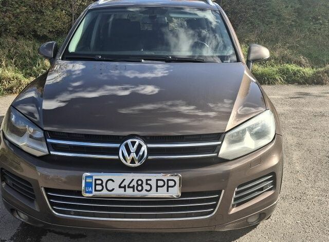 Коричневый Фольксваген Туарег, объемом двигателя 3 л и пробегом 321 тыс. км за 13000 $, фото 1 на Automoto.ua