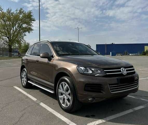Коричневый Фольксваген Туарег, объемом двигателя 3 л и пробегом 80 тыс. км за 17500 $, фото 1 на Automoto.ua