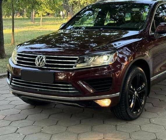 Красный Фольксваген Туарег, объемом двигателя 3.6 л и пробегом 75 тыс. км за 15000 $, фото 1 на Automoto.ua