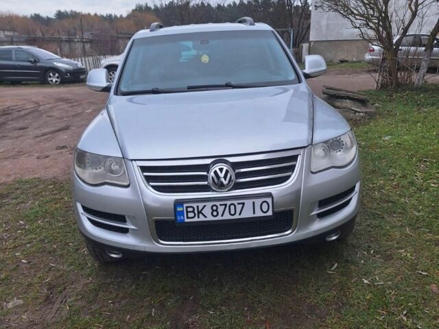 Серый Фольксваген Туарег, объемом двигателя 2.5 л и пробегом 360 тыс. км за 7200 $, фото 1 на Automoto.ua