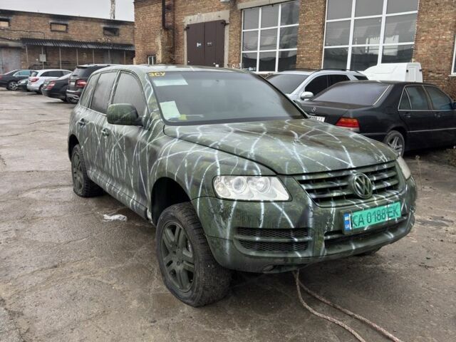 Серый Фольксваген Туарег, объемом двигателя 3.2 л и пробегом 222 тыс. км за 3100 $, фото 1 на Automoto.ua