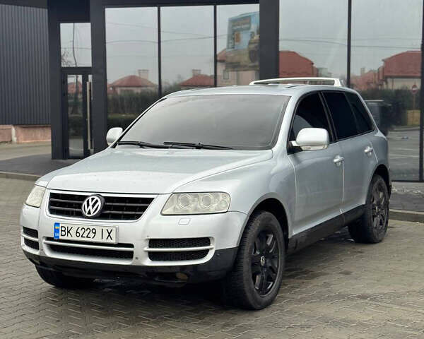 Серый Фольксваген Туарег, объемом двигателя 3.2 л и пробегом 320 тыс. км за 6100 $, фото 1 на Automoto.ua