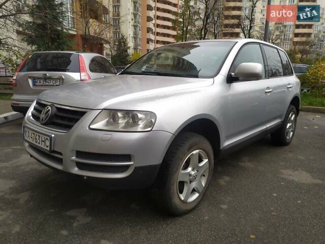 Серый Фольксваген Туарег, объемом двигателя 2.46 л и пробегом 300 тыс. км за 7499 $, фото 1 на Automoto.ua
