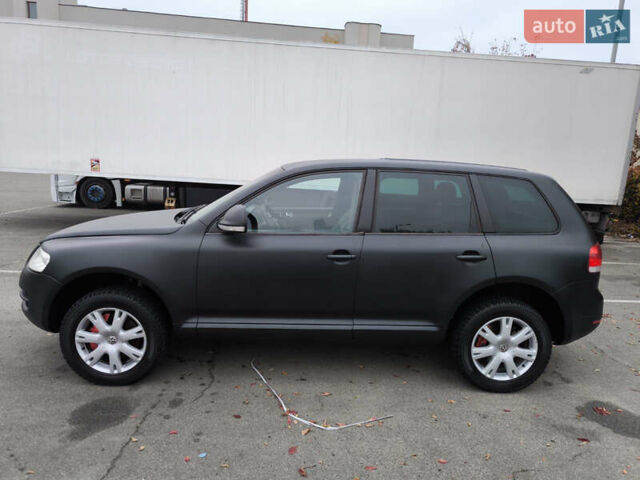 Серый Фольксваген Туарег, объемом двигателя 2.97 л и пробегом 370 тыс. км за 13000 $, фото 1 на Automoto.ua