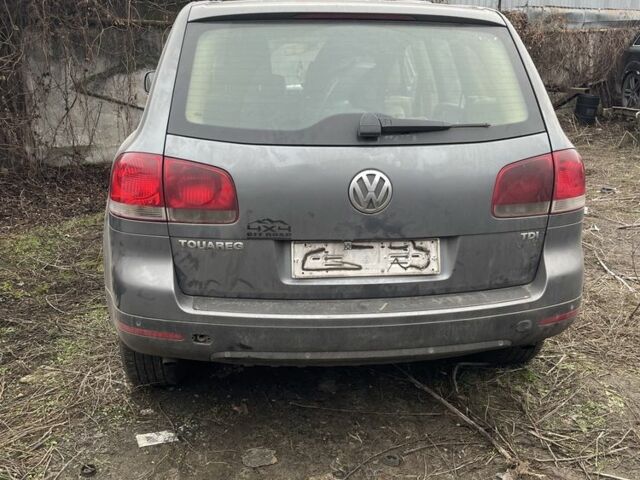 Серый Фольксваген Туарег, объемом двигателя 2.5 л и пробегом 156 тыс. км за 3600 $, фото 1 на Automoto.ua