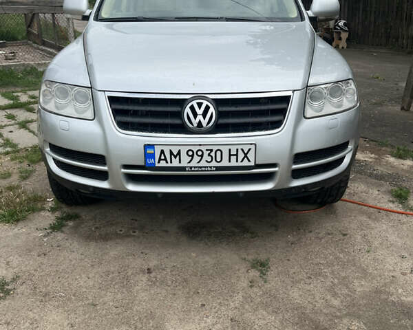 Серый Фольксваген Туарег, объемом двигателя 2.97 л и пробегом 400 тыс. км за 9300 $, фото 1 на Automoto.ua